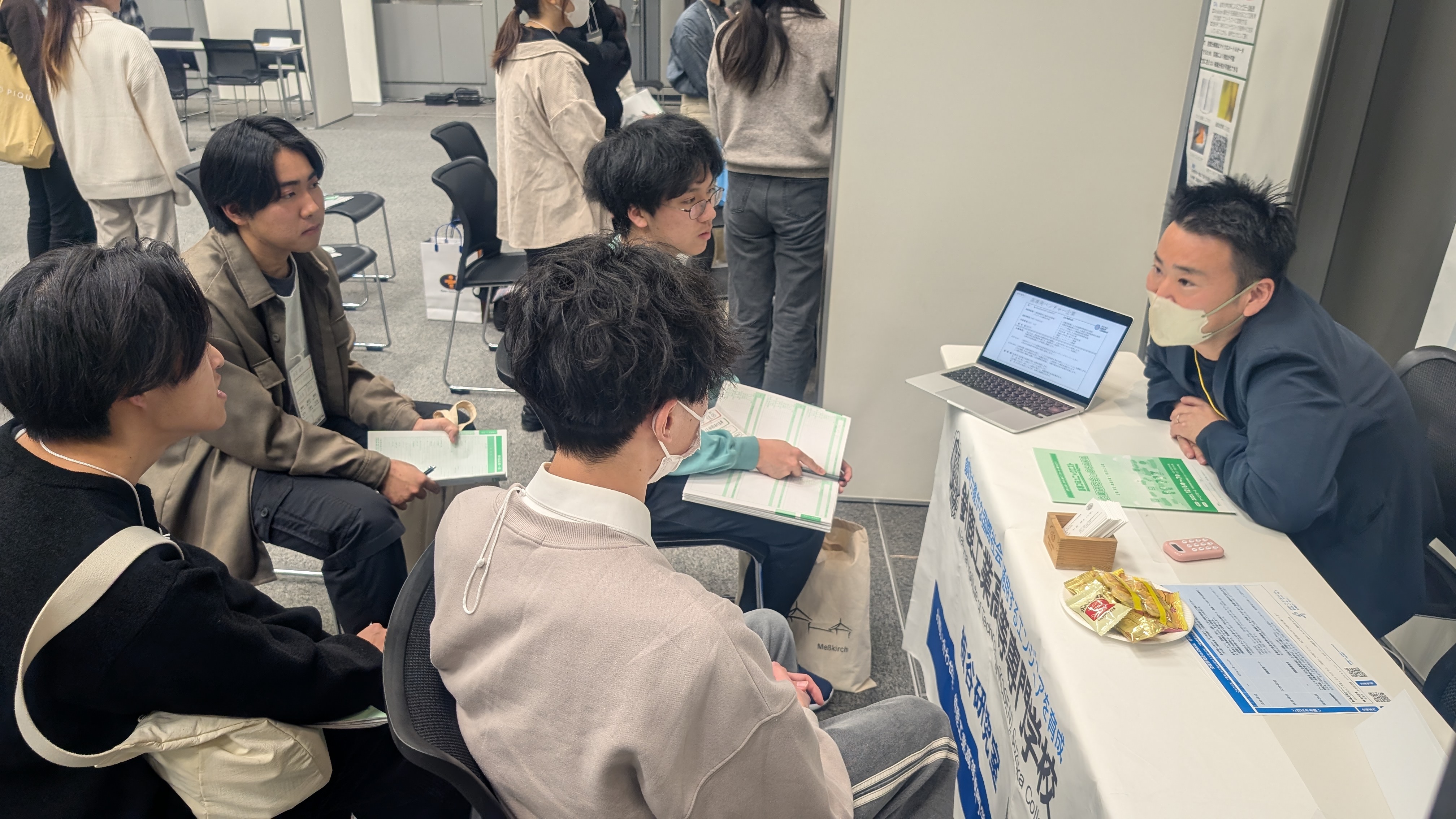 学生同士が話す様子